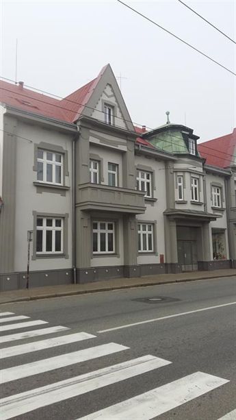 Výměna parapetů, okapů, svodů vody a dalších klempířských prvků na budově bytového domu Lázně Bohdaneč